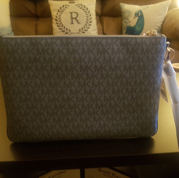 Michael kors wristlet - Picture 5 of 5